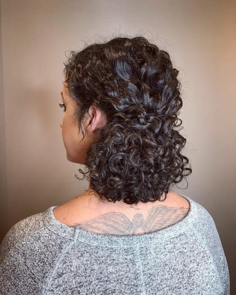 Curly frisyrer updo