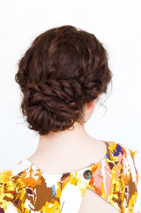 Curly frisyrer updo