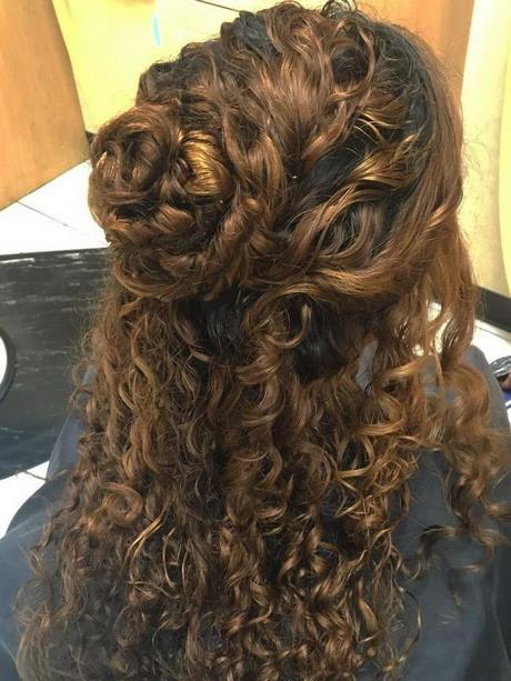 Curly halv upp frisyrer