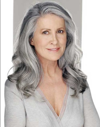 Frisyrer för äldre kvinnor med långt hår