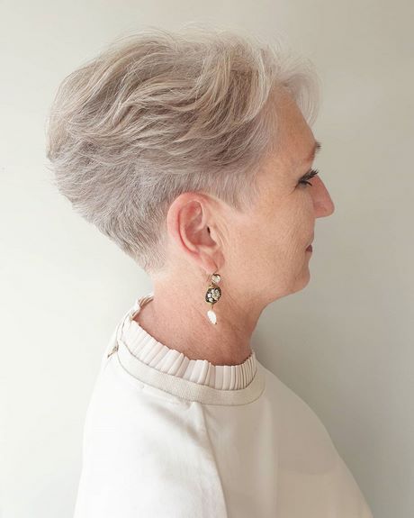 Korta frisyrer för äldre kvinnor bilder