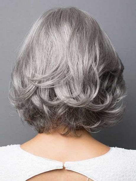 Korta frisyrer för äldre kvinnor med fint hår