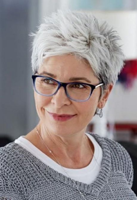Korta frisyrer för äldre kvinnor med glasögon