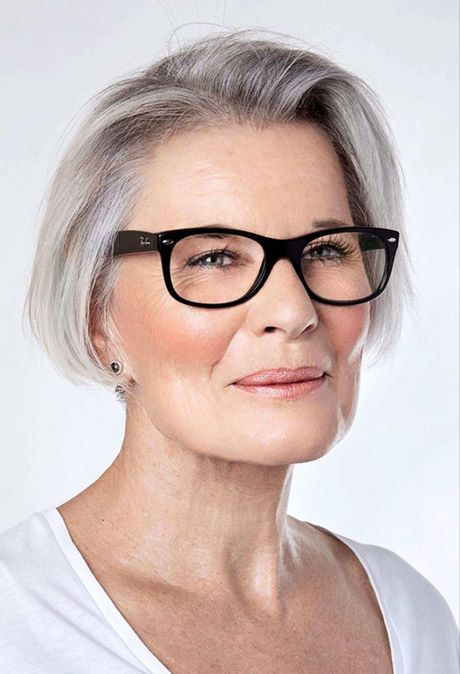 Korta frisyrer för äldre kvinnor med glasögon