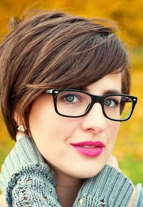 Korta frisyrer för kvinnor med glasögon