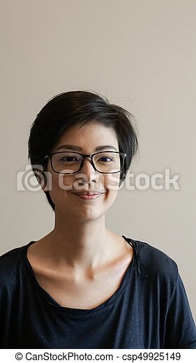 Korta frisyrer för kvinnor med glasögon