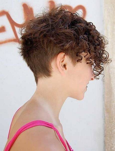 Korta frisyrer för kvinnor med lockigt hår