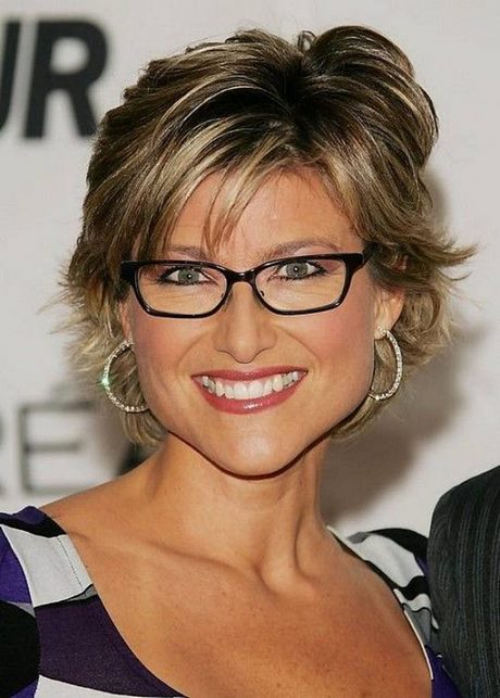 Korta frisyrer för kvinnor över 50 med glasögon
