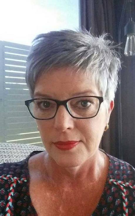 Korta frisyrer för kvinnor över 50 med glasögon