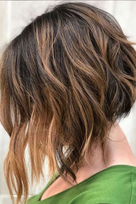 Korta hårklippningar för kvinnor med vågigt hår