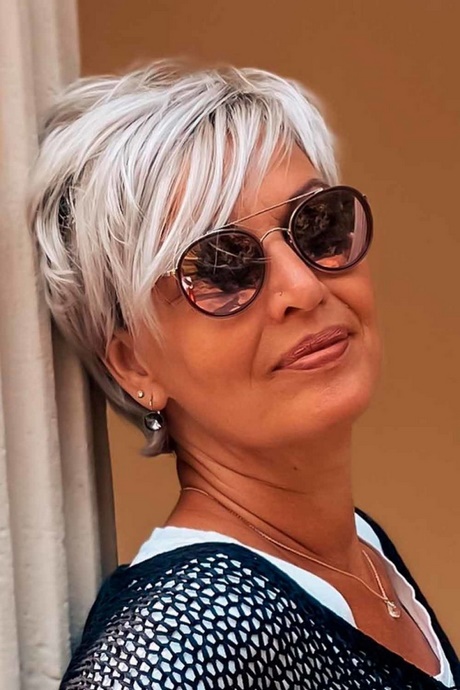 Korta hårklippningar för kvinnor över 50 år med vågigt hår