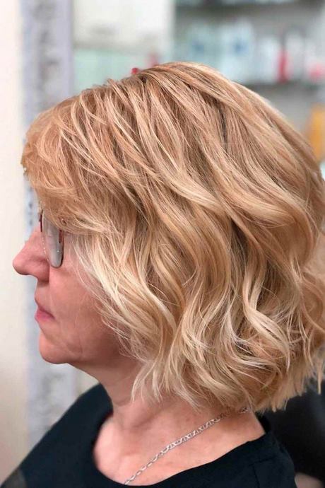 Korta lockiga frisyrer för kvinnor över 50 år