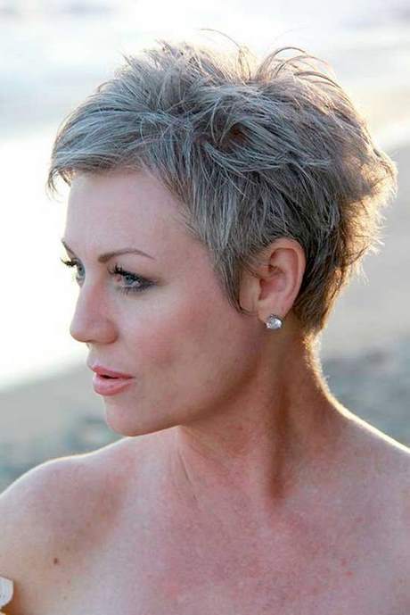 Mycket korta frisyrer för kvinnor över 50 år