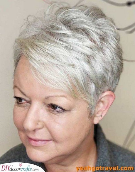 Mycket korta frisyrer för kvinnor över 50 år