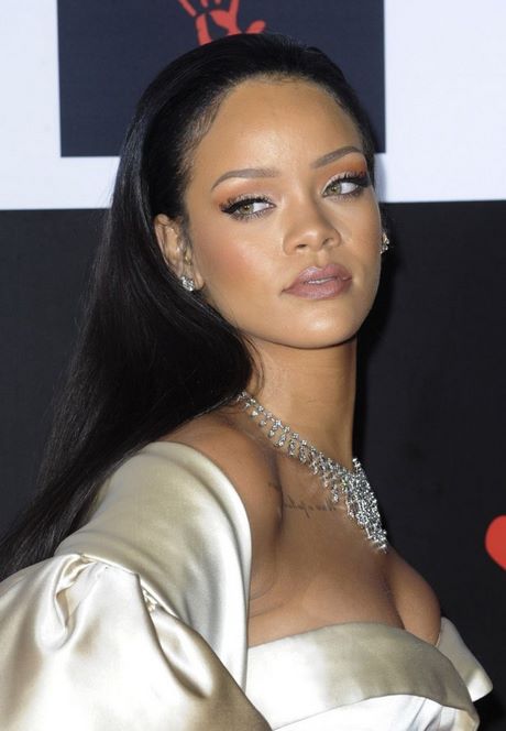 Rihanna frisyrer långt hår