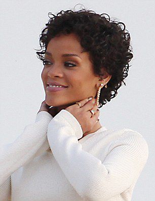 Rihanna korta lockiga frisyrer