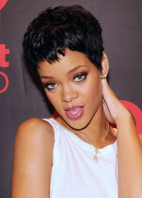 Rihanna korta lockiga frisyrer