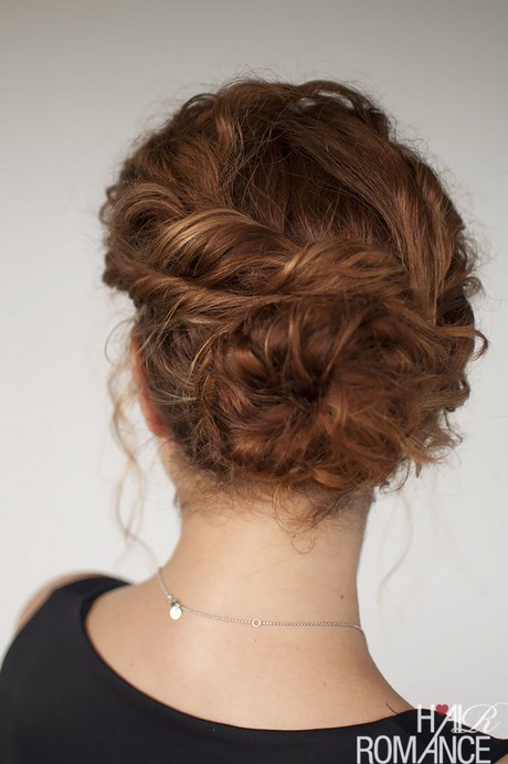 Curly bun frisyrer