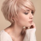 Korta frisyrer för kvinnor med fint hår