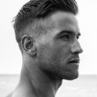 Korta frisyrer för män med tjockt hår