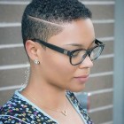 Korta frisyrer för svarta kvinnor