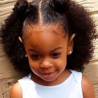Naturliga frisyrer för svarta tjejer