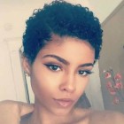 Naturliga korta frisyrer för svarta kvinnor