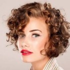 Korta lockiga hårklippningar för kvinnor