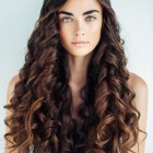 Curly lång frisyr