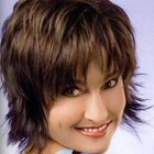 Korta shaggy frisyrer för kvinnor över 50 år
