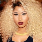 Nicki Minaj curly frisyrer